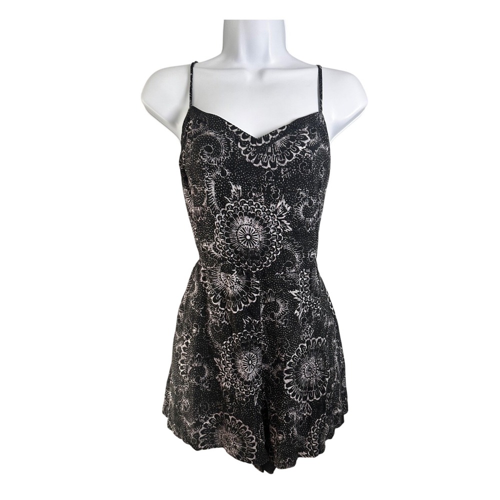 American Eagle Black White Floral Mandala Tie Back Cutout Romper 4 Sleeveless